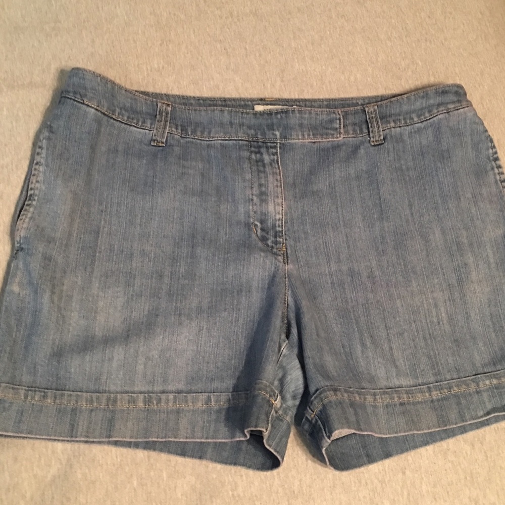 Merona Jean Shorts Light wash w zipper faux cuff